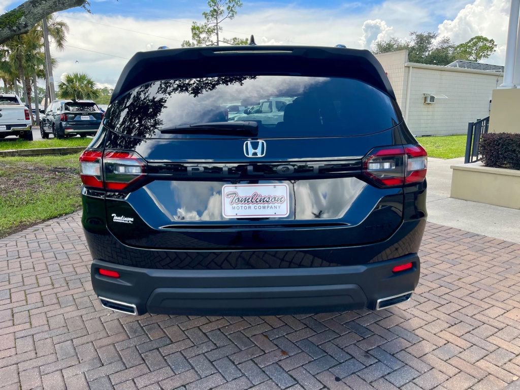 Used 2025 Honda Pilot Sport image 4