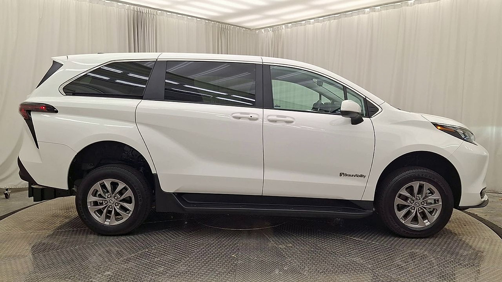 Used 2026 Toyota Sienna LE FWD image 6