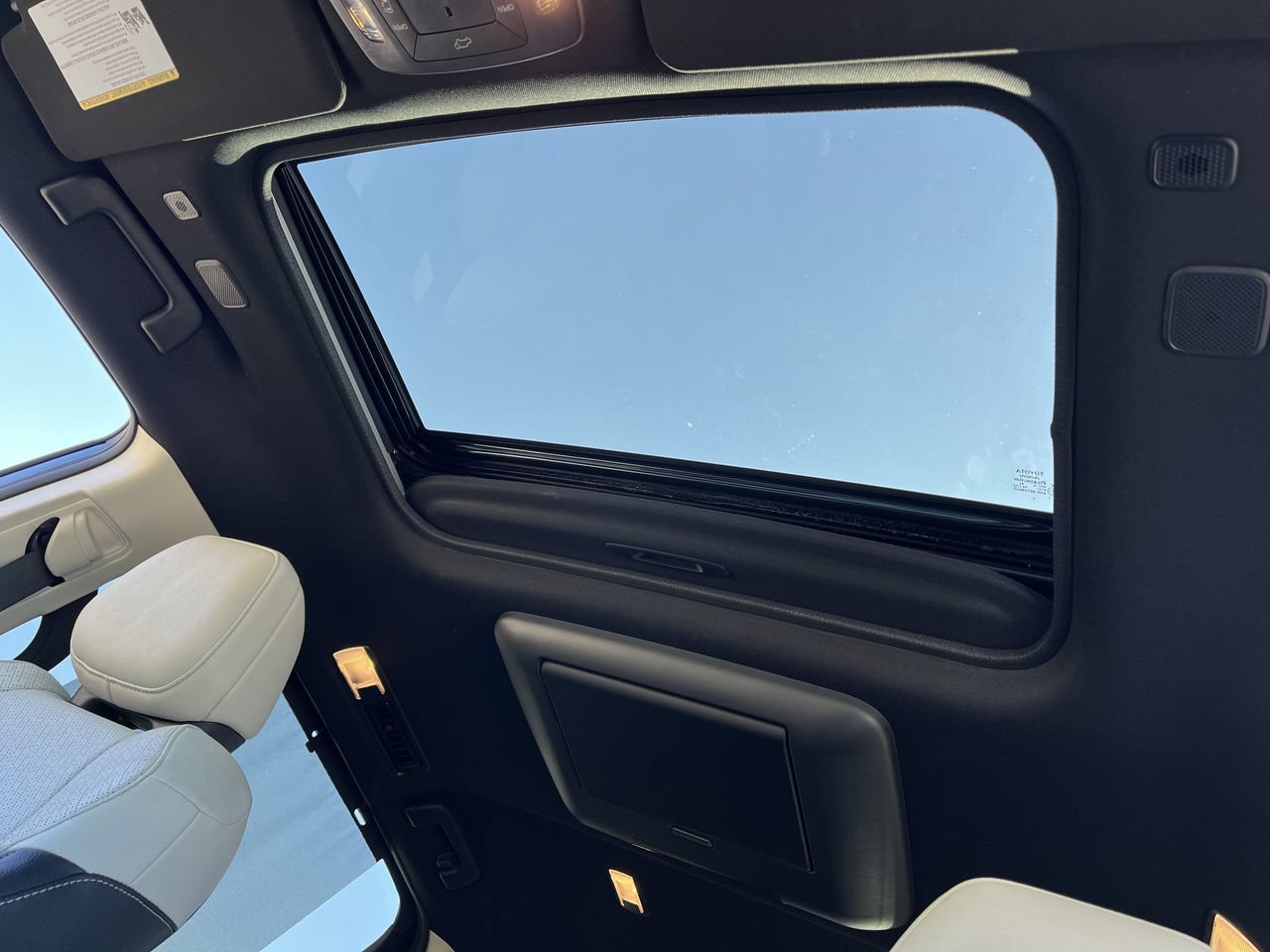 Used 2025 Toyota Sienna Platinum FWD image 22