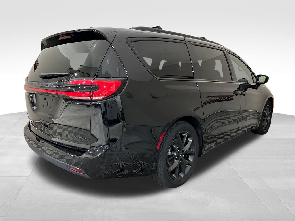 Used 2025 Chrysler Pacifica Limited FWD image 5