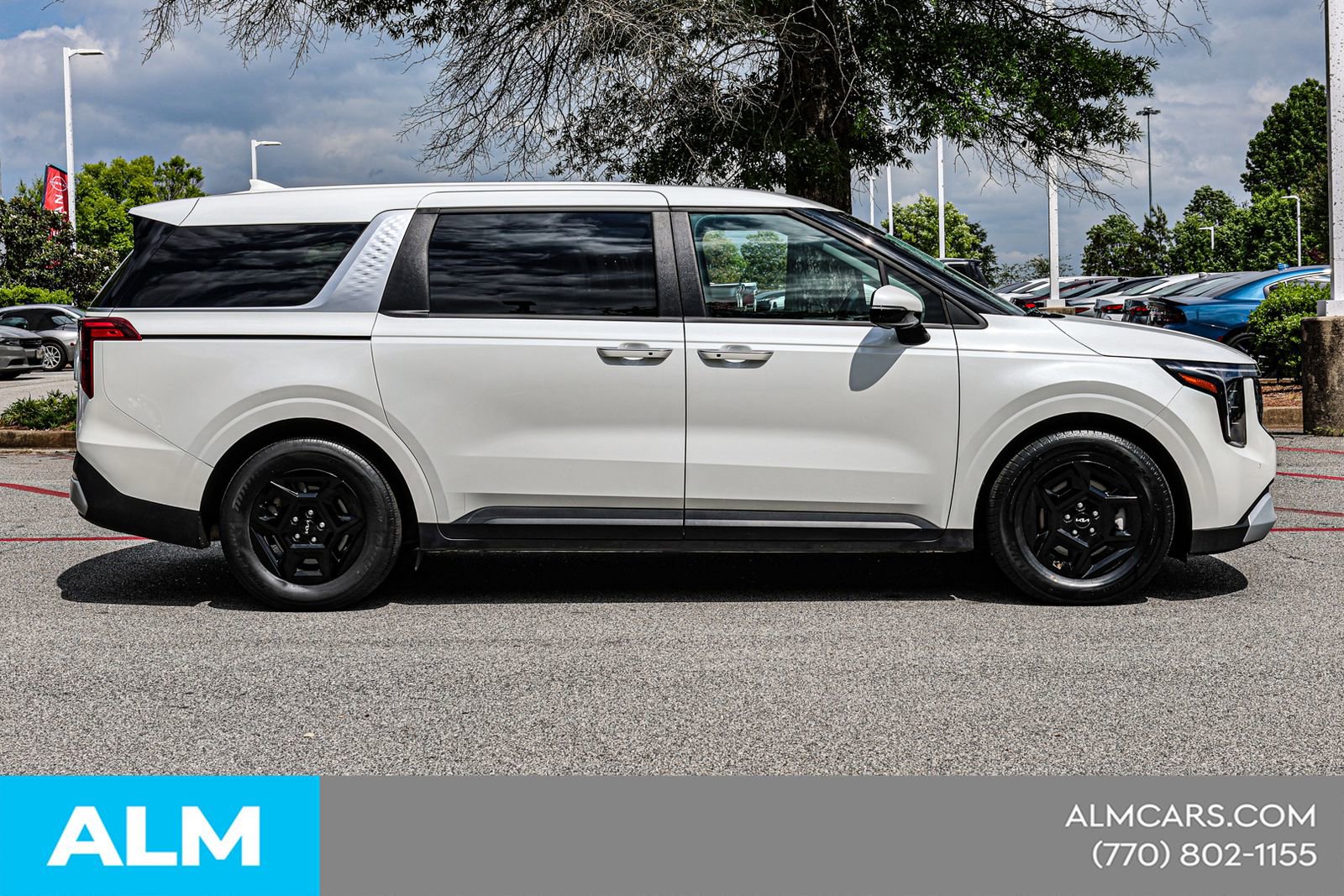 Used 2025 Kia Carnival FWD image 11