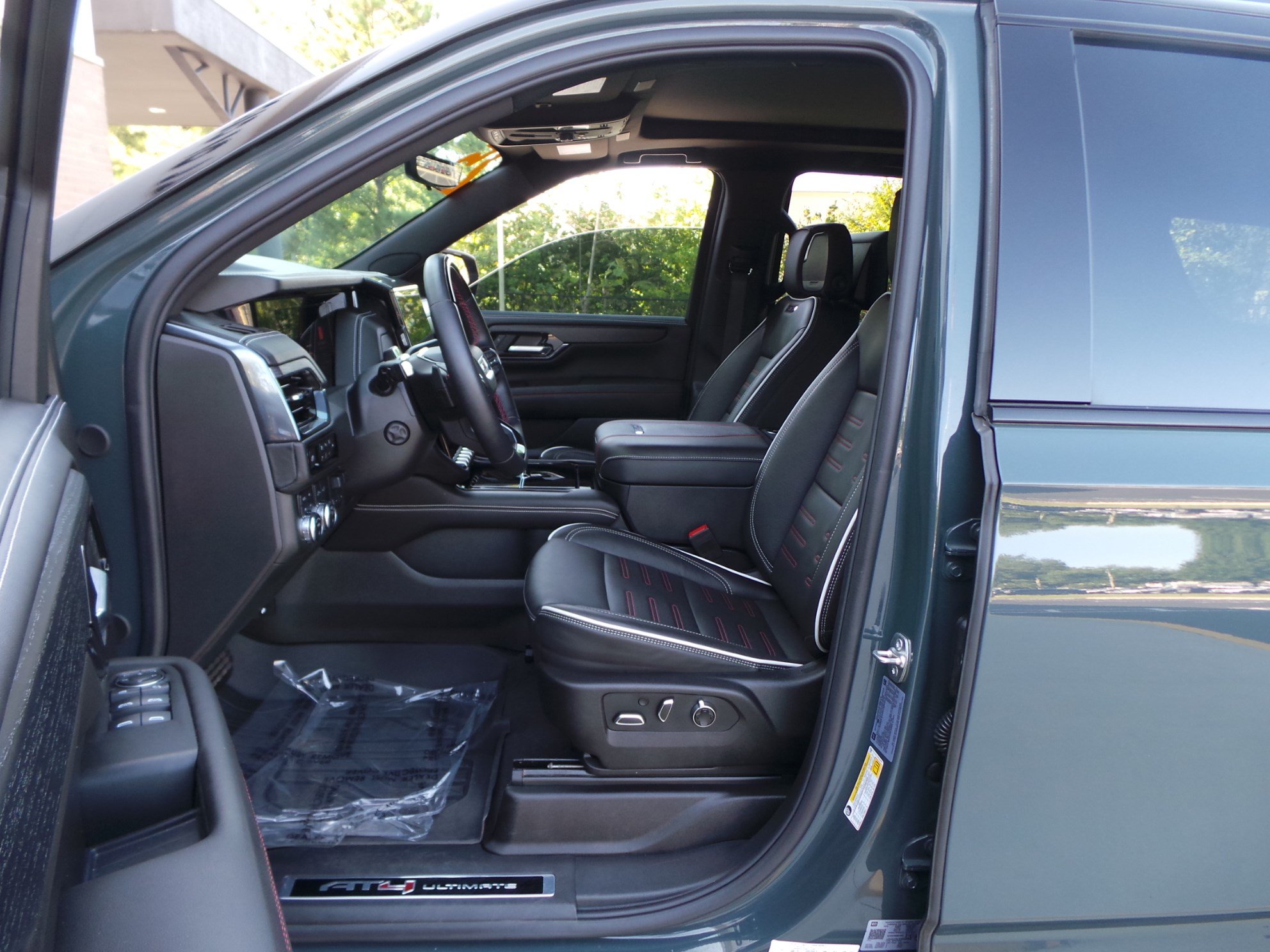 Used 2025 GMC Yukon AT4 Ultimate w/ LPO, Floor Liner Package AWD/4WD image 34