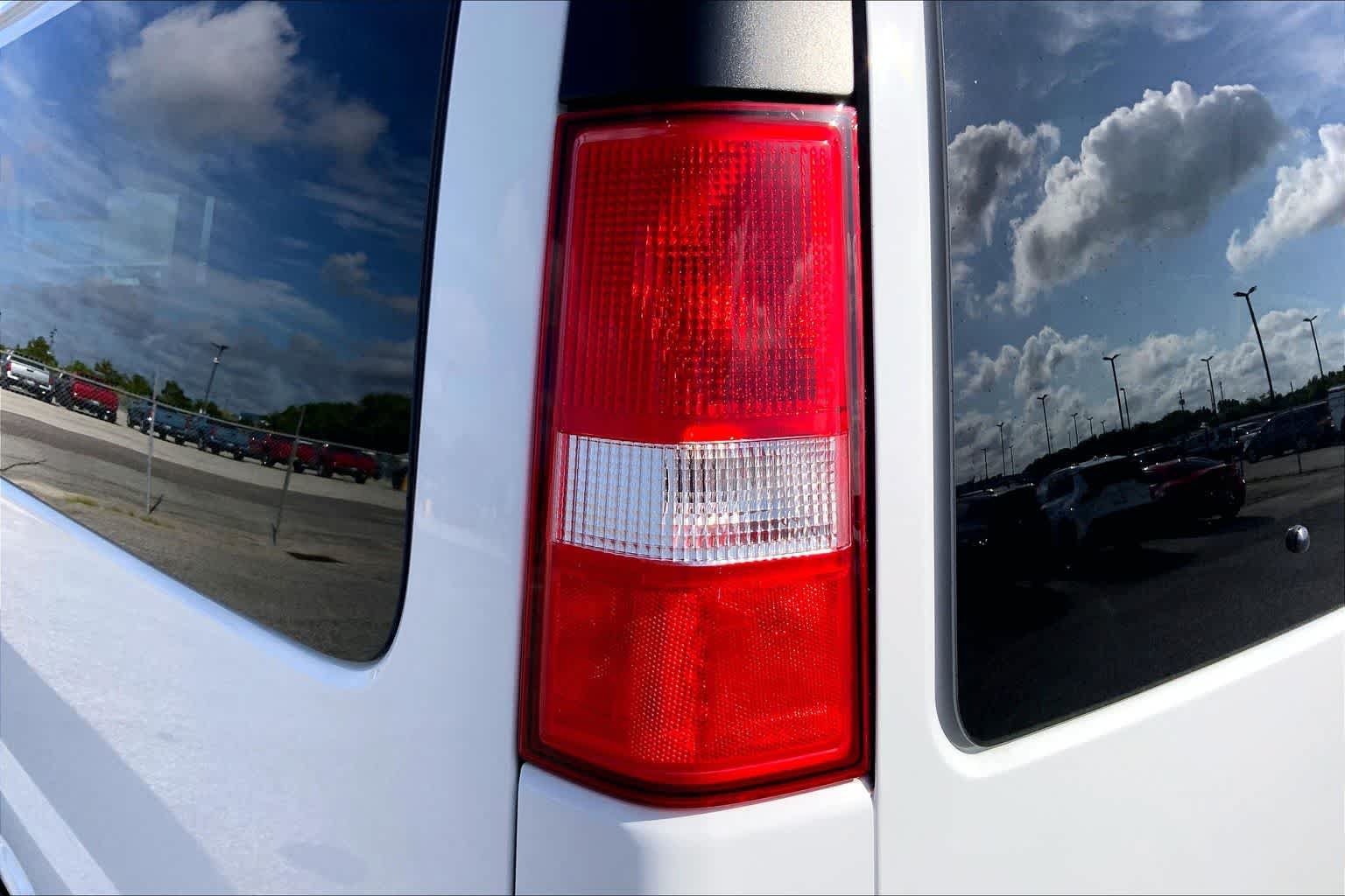 Used 2025 GMC Savana 3500 LT RWD image 26