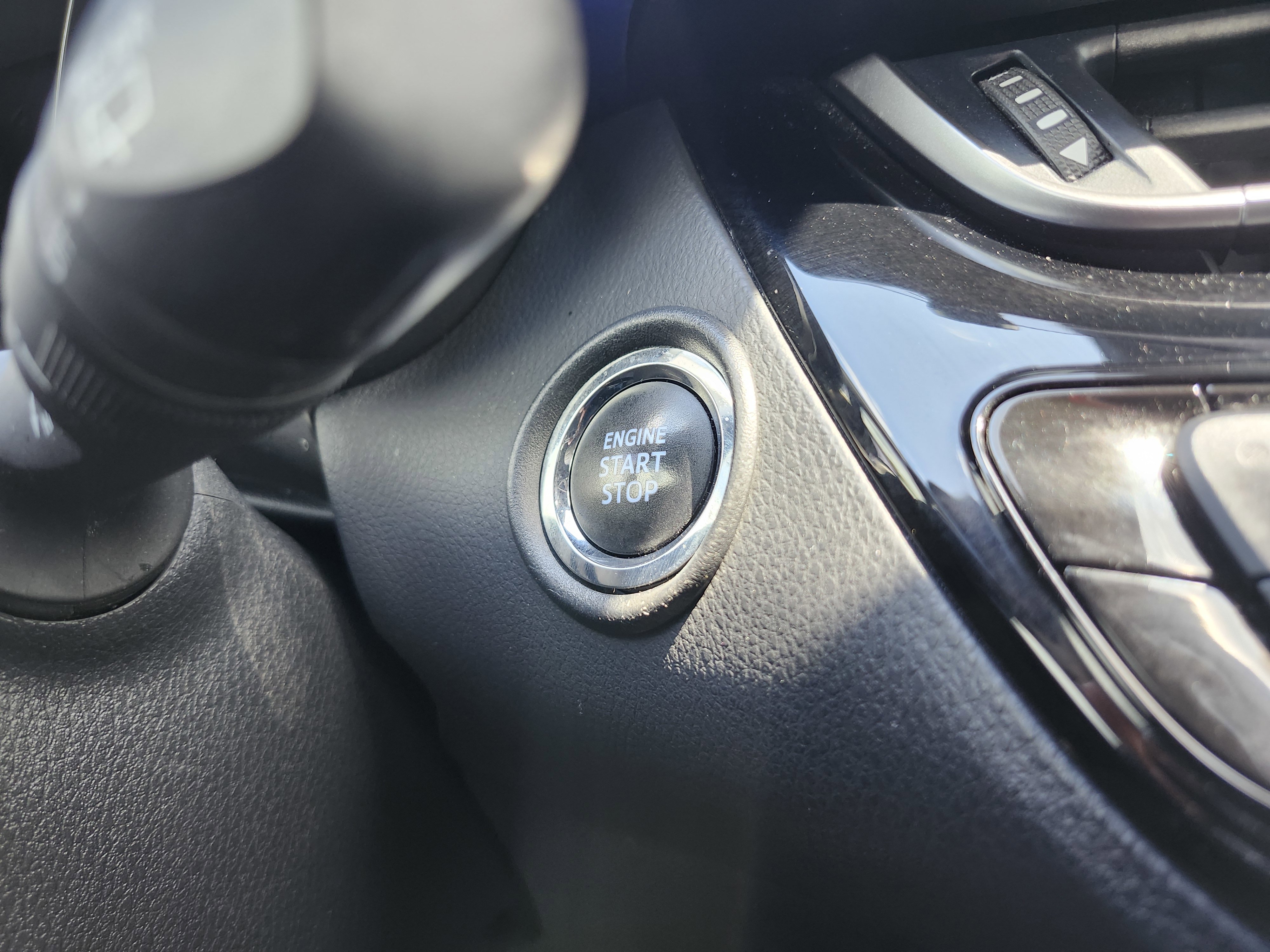 Used 2021 Toyota C-HR XLE FWD image 7
