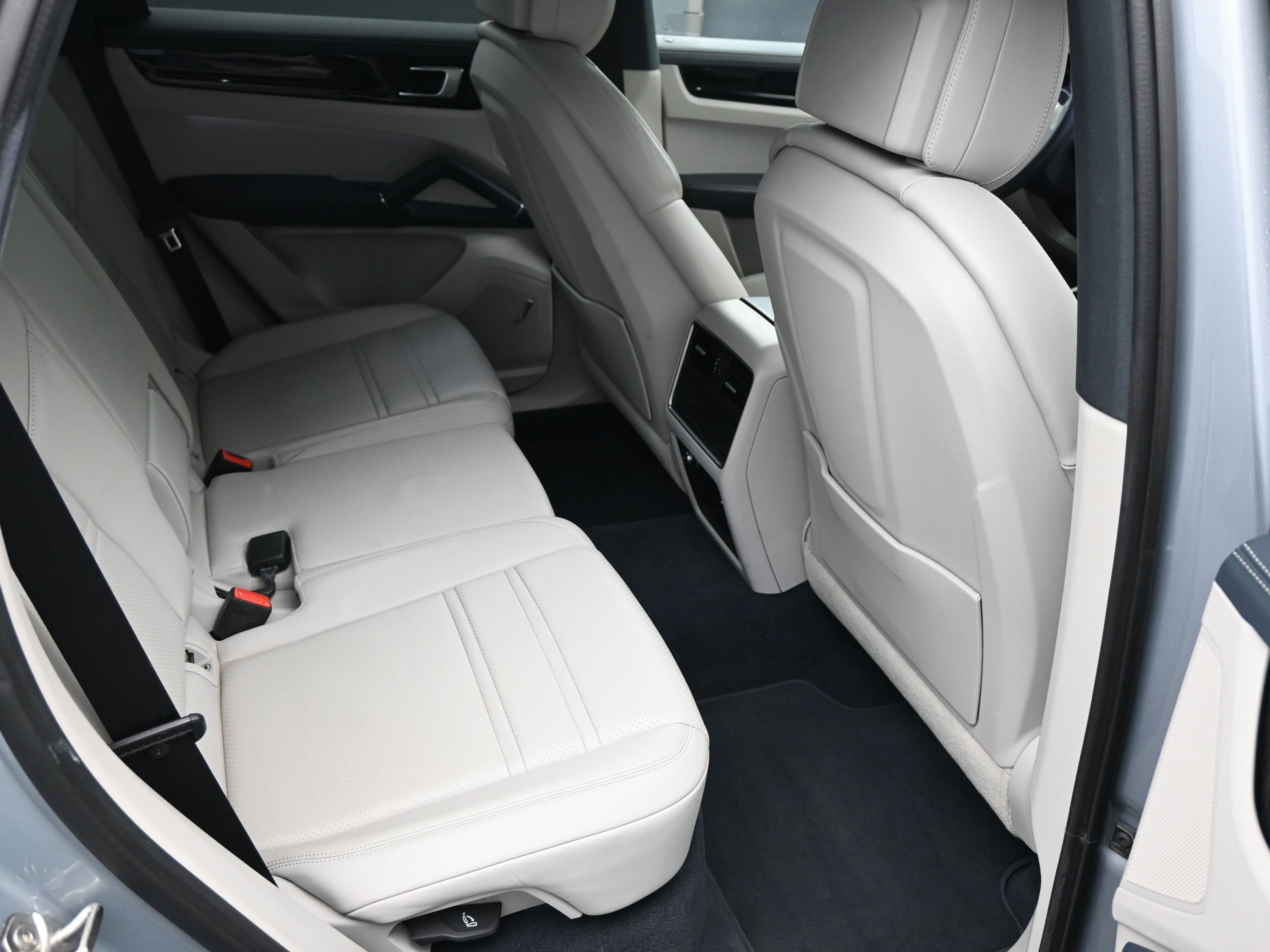 Certified 2022 Porsche Cayenne S image 9