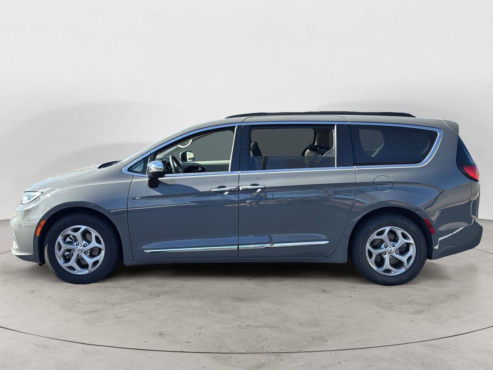 Used 2023 Chrysler Pacifica Limited FWD image 3