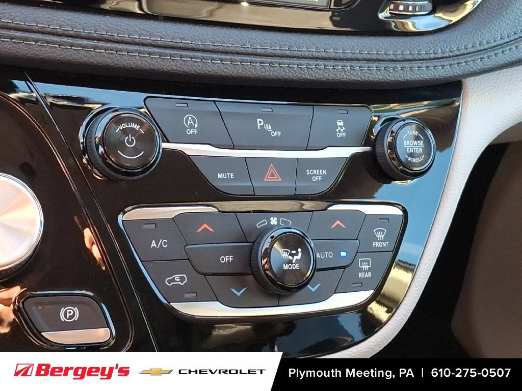 Used 2018 Chrysler Pacifica Limited FWD image 19