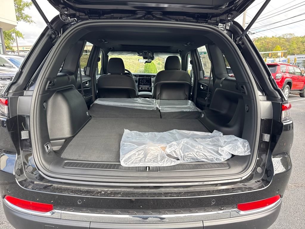 New 2025 Jeep Grand Cherokee Laredo X w/ Trailer Tow Package image 21