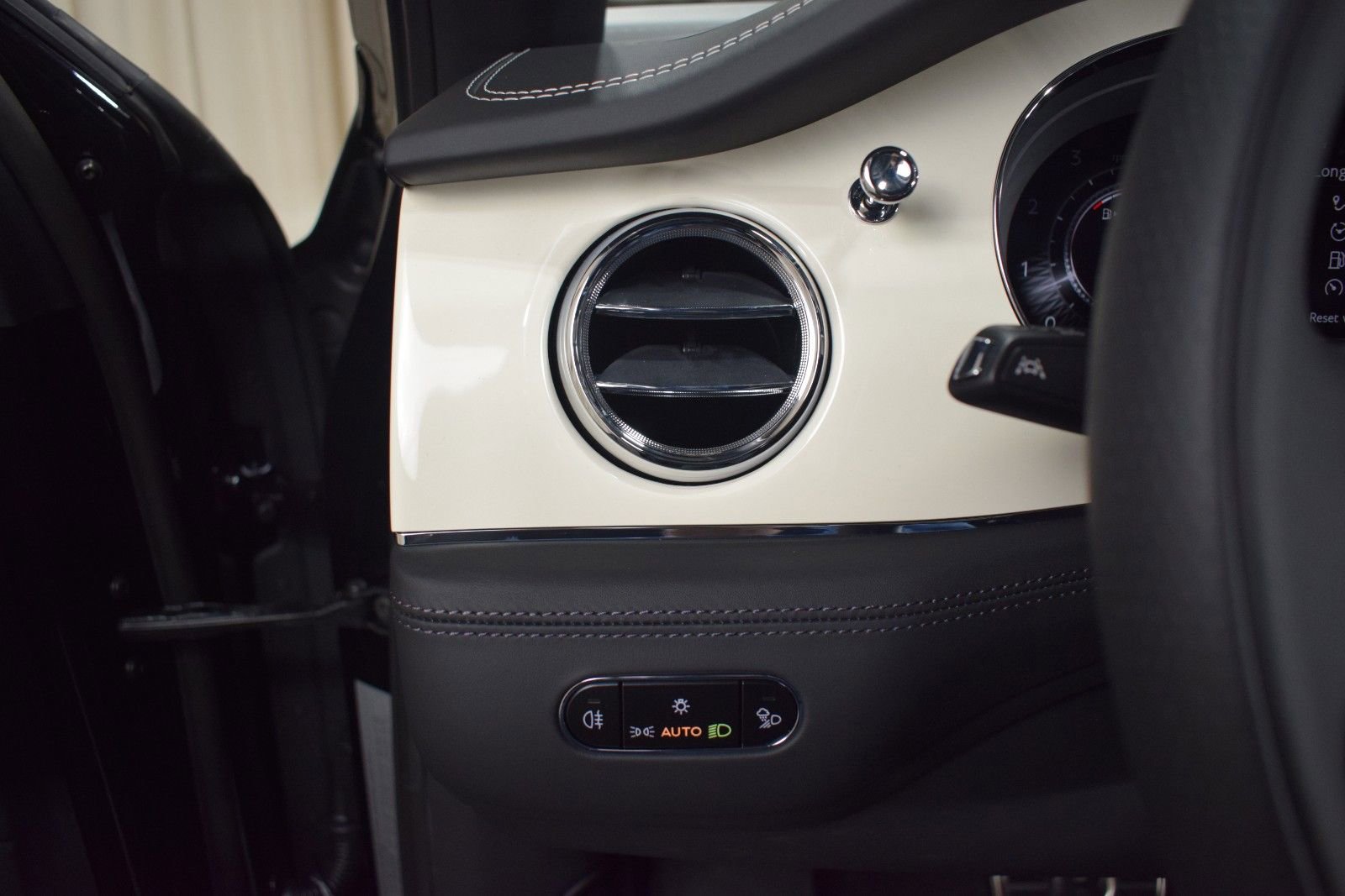New 2024 Bentley Bentayga Extended Wheelbase image 34