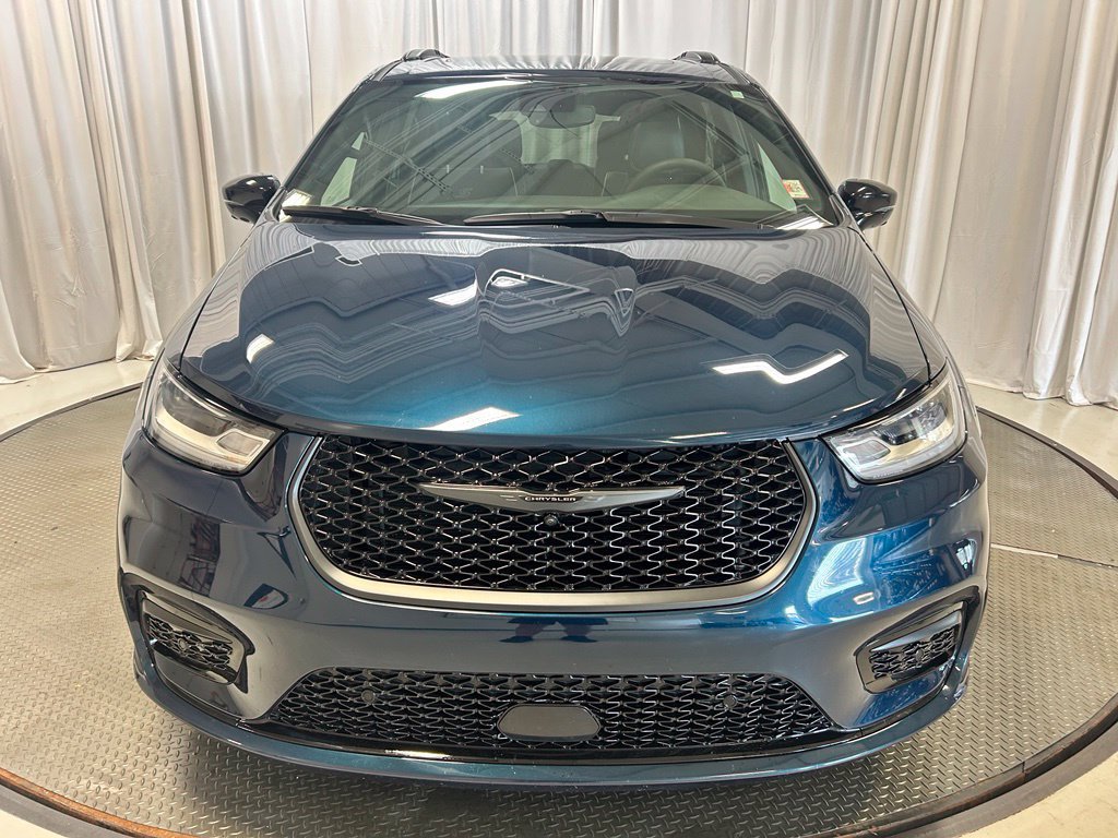 Used 2025 Chrysler Pacifica Premium FWD image 28