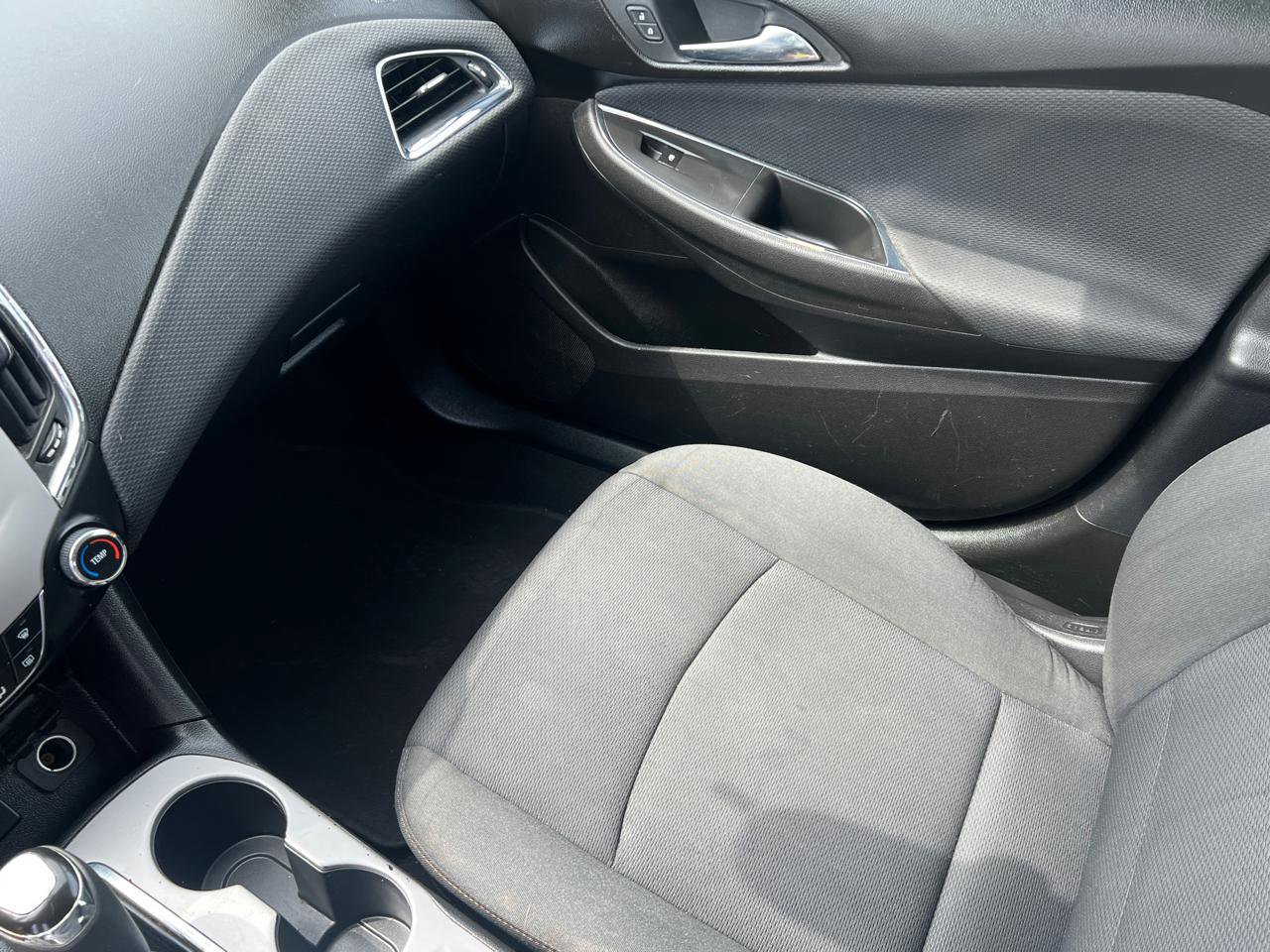 Used 2017 Chevrolet Cruze LS FWD image 27
