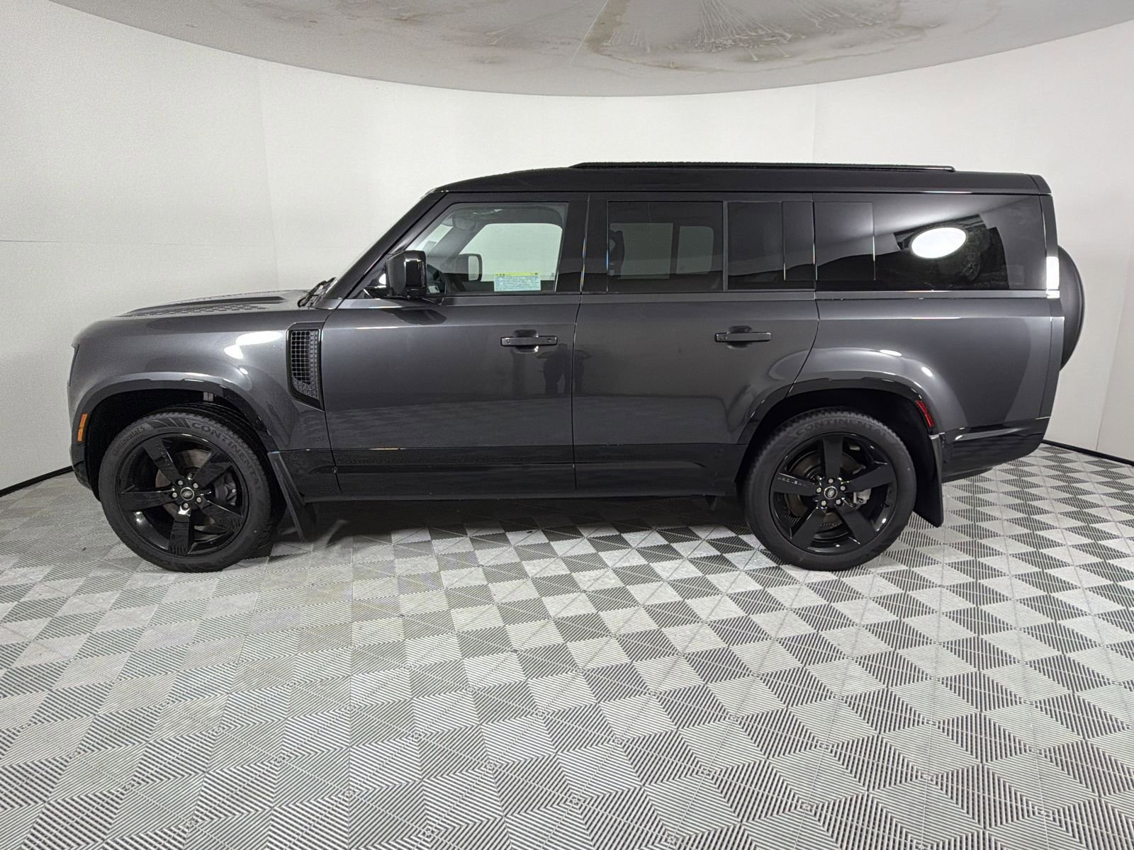 New 2025 Land Rover Defender 130 X-Dynamic SE image 2