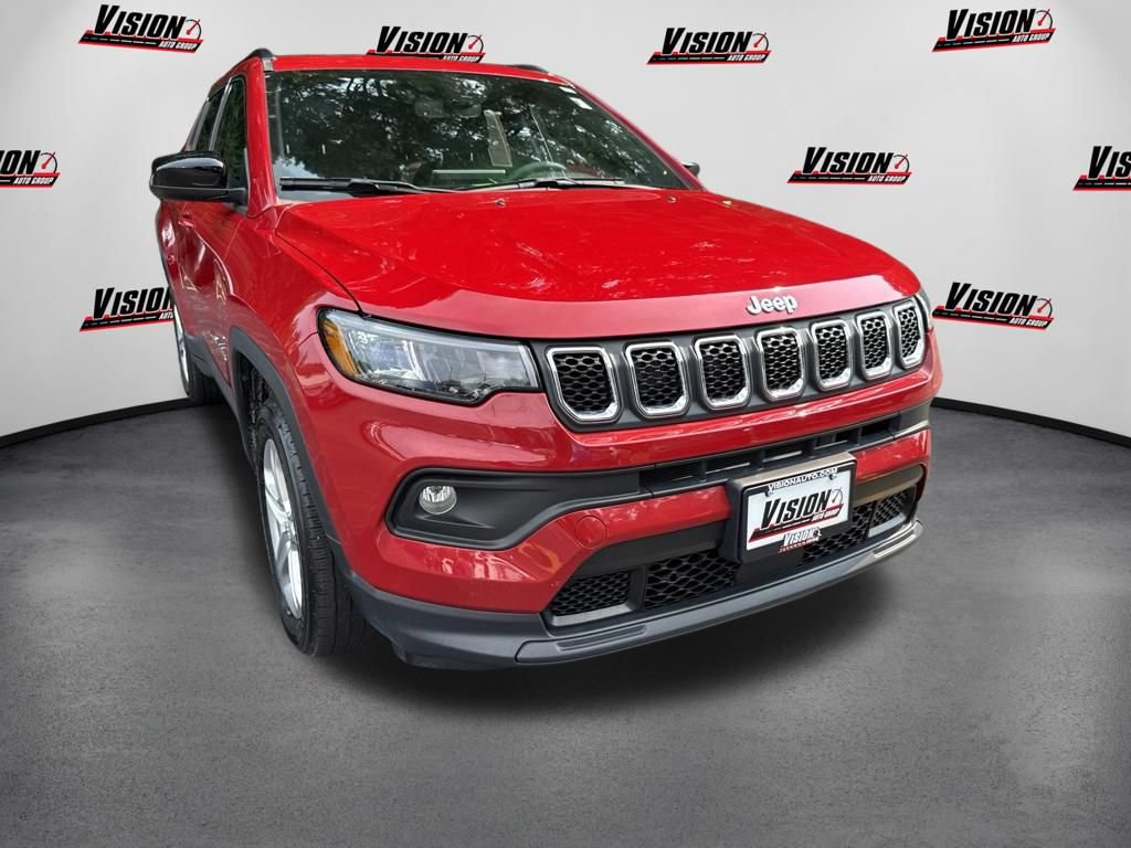 Used 2023 Jeep Compass Latitude w/ Convenience Group AWD/4WD image 3