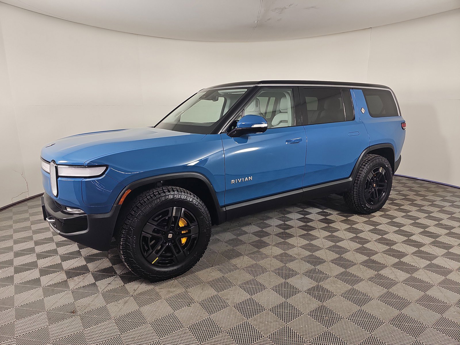 Used 2023 Rivian R1S Adventure image 1