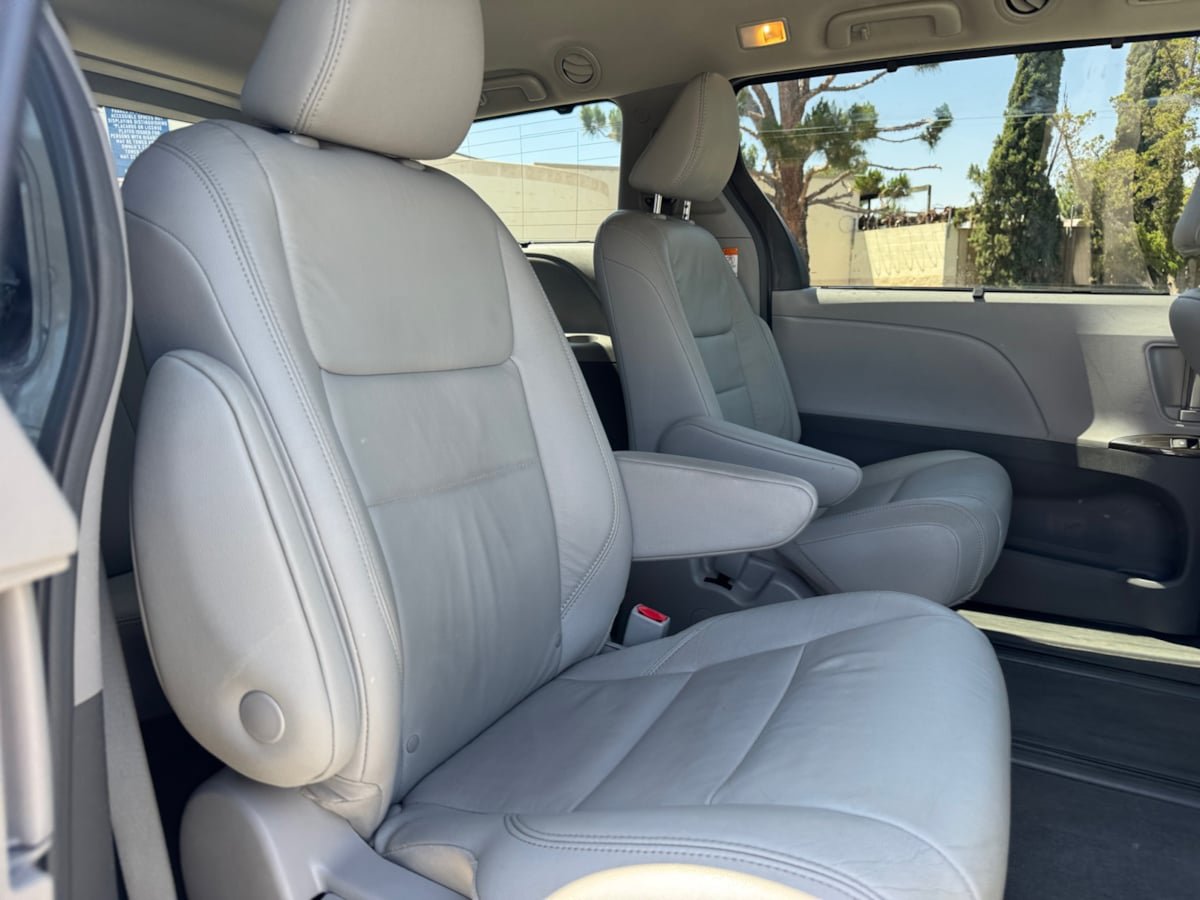 Used 2018 Toyota Sienna XLE w/ XLE Navigation Package AWD/4WD image 19