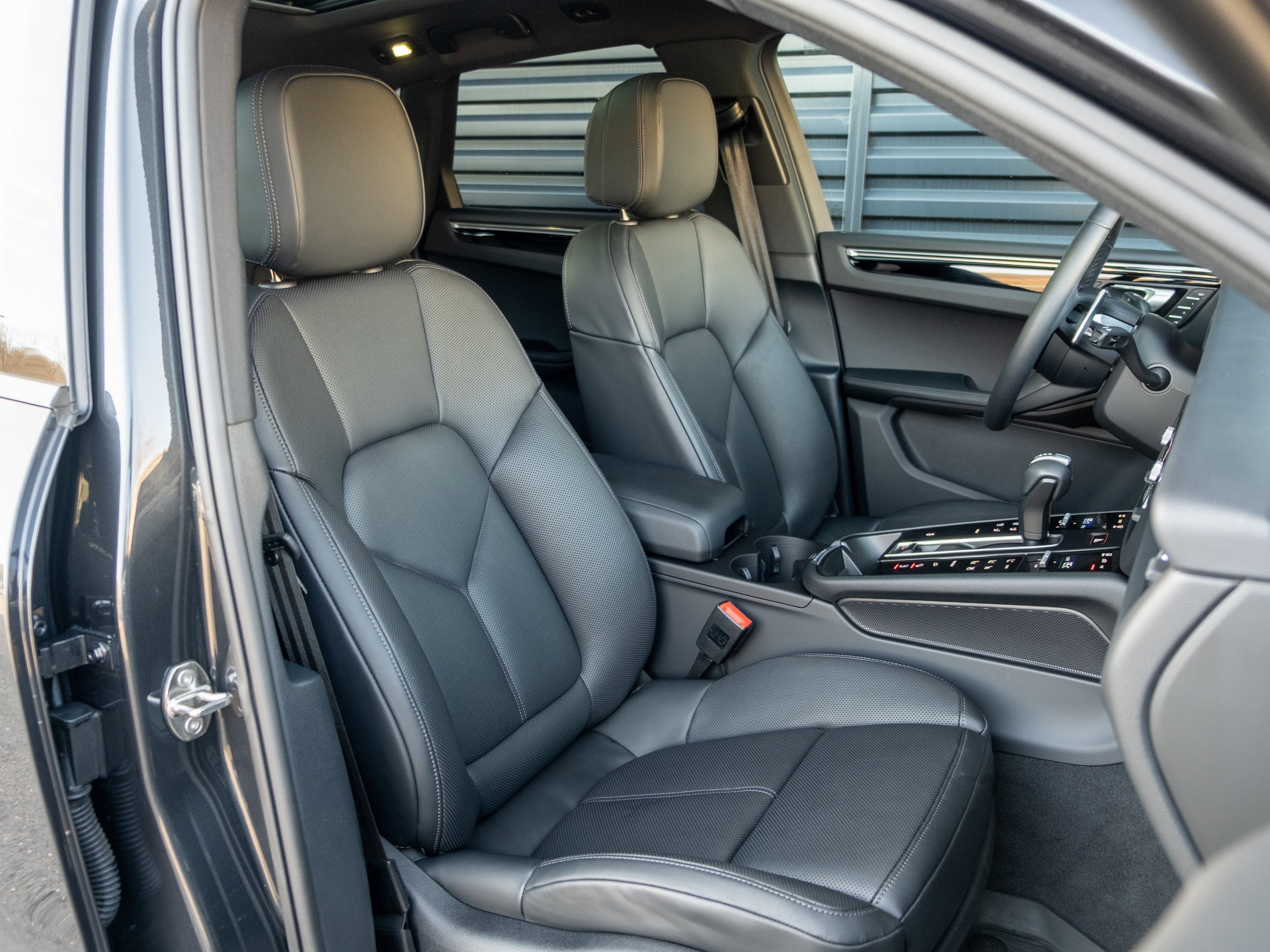 Certified 2025 Porsche Macan image 33