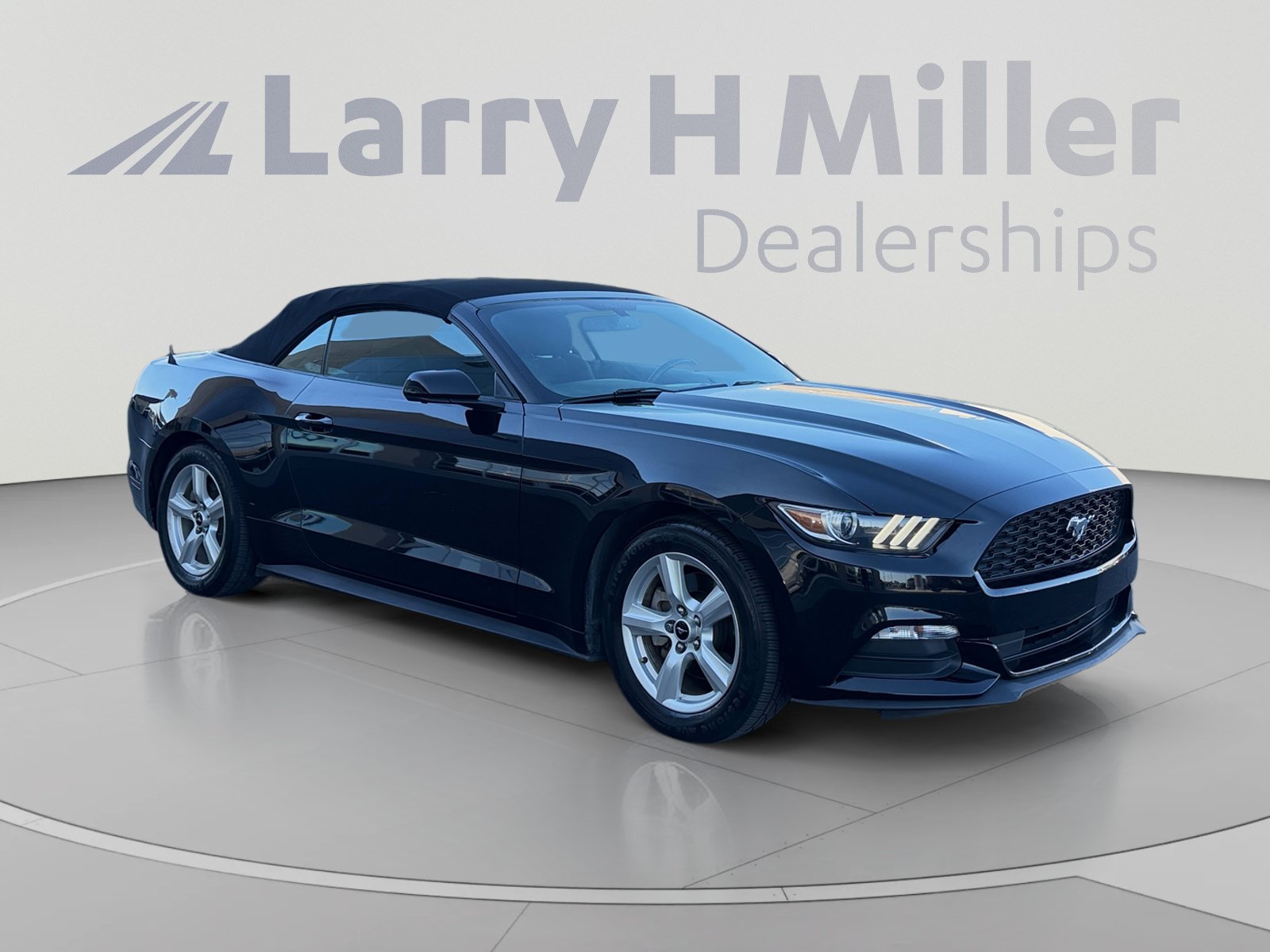 Used 2017 Ford Mustang Convertible RWD image 7