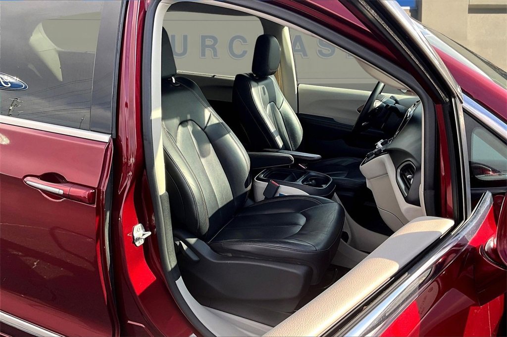 Used 2018 Chrysler Pacifica Touring-L image 27