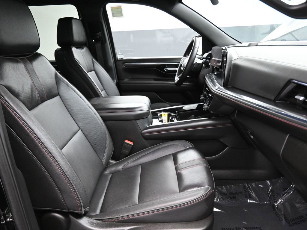 Used 2025 Chevrolet Suburban RST image 16