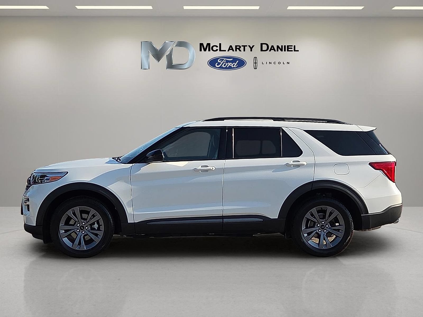 Certified 2022 Ford Explorer XLT w/ Equipment Group 202A AWD/4WD image 3