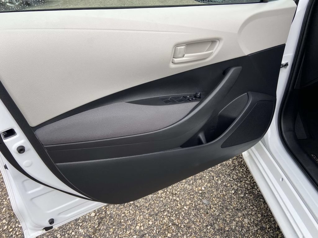 Used 2025 Toyota Corolla LE FWD image 11
