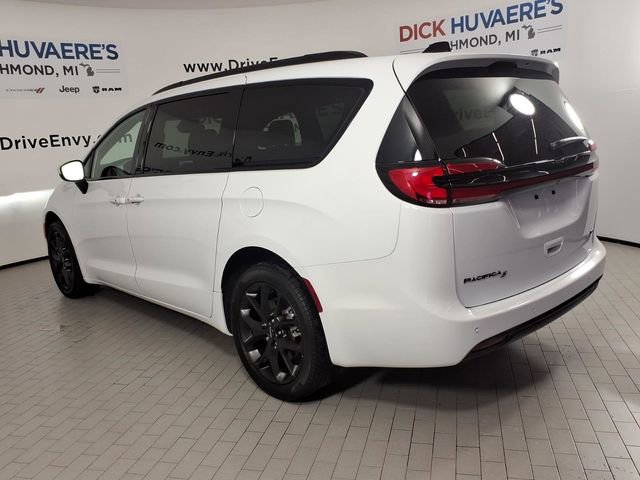Used 2023 Chrysler Pacifica Touring-L w/ S Appearance Package AWD/4WD image 6