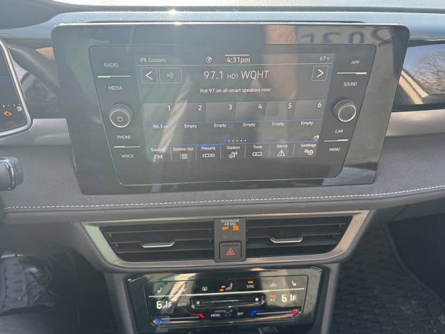 Used 2025 Volkswagen Taos SE image 18