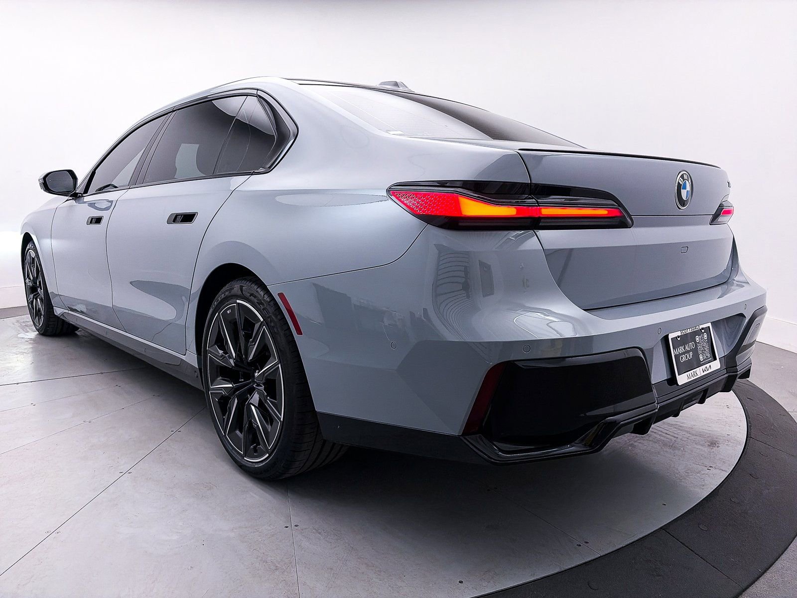 Used 2023 BMW 740i w/ Executive Package image 30