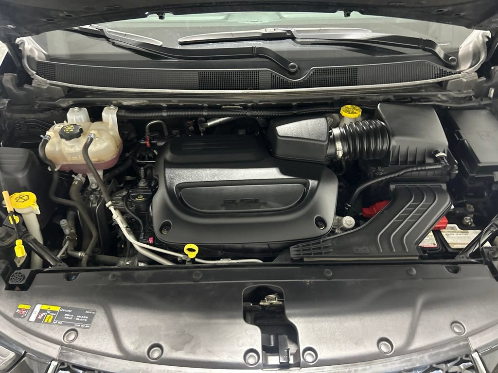 Used 2024 Chrysler Pacifica Touring-L FWD image 11