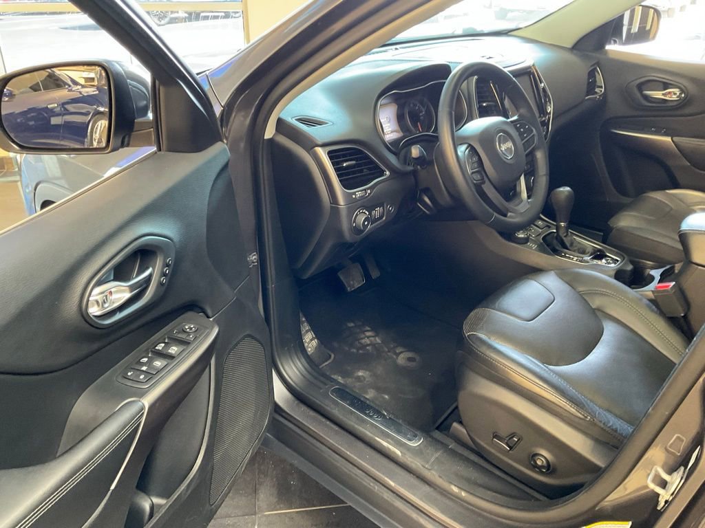 Used 2019 Jeep Cherokee Limited image 10