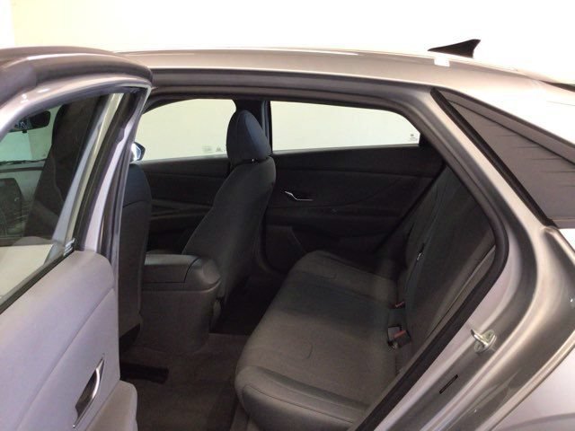 Used 2021 Hyundai Elantra SE FWD image 17