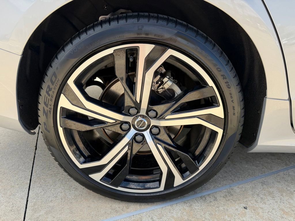 Used 2025 Volvo S60 B5 Core image 9