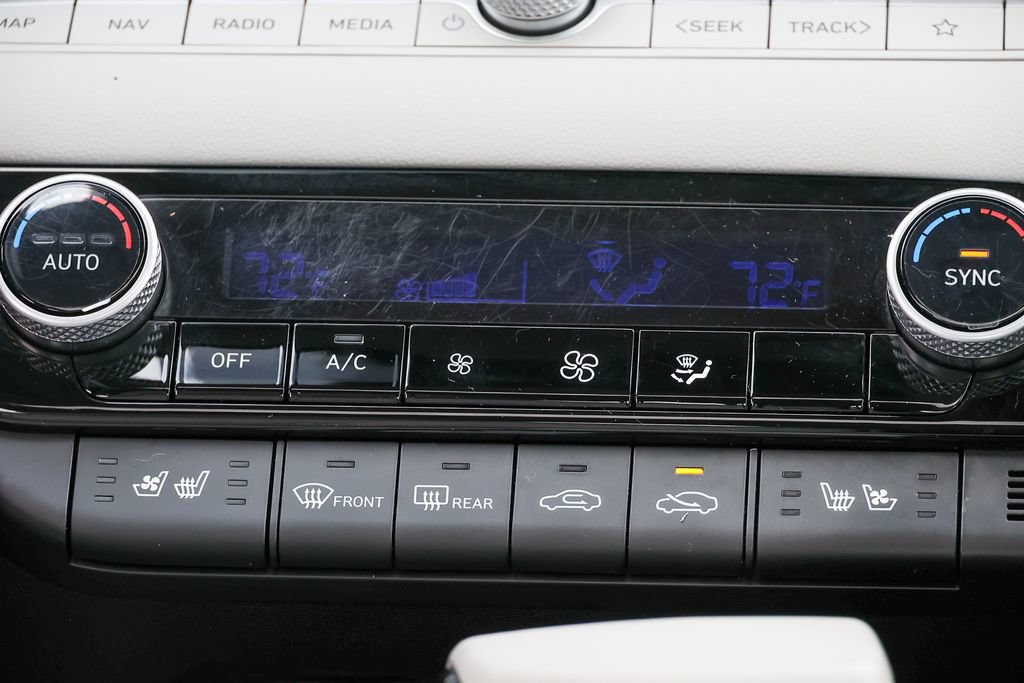 Used 2024 Hyundai Elantra Limited FWD image 12