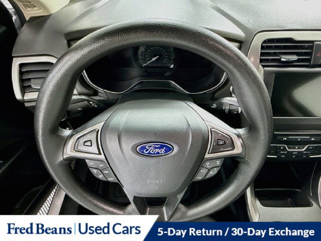 Used 2017 Ford Fusion SE w/ Fusion SE Technology Package FWD image 19