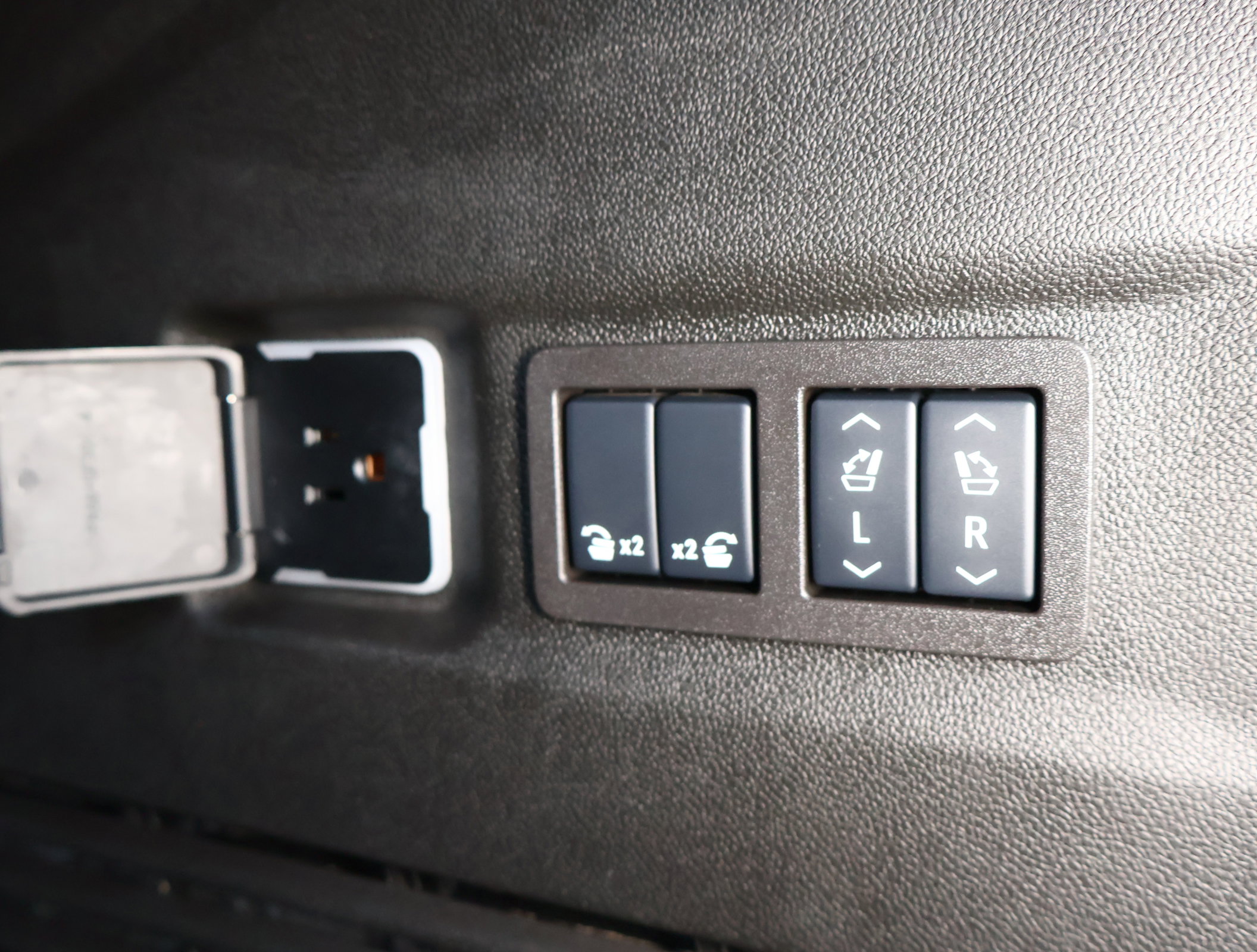 Certified 2025 Chevrolet Suburban High Country image 33