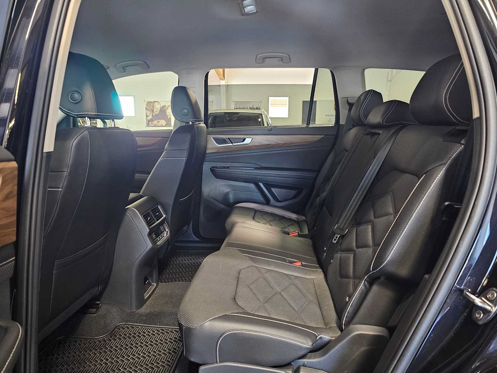 Used 2025 Volkswagen Atlas SE AWD/4WD image 17