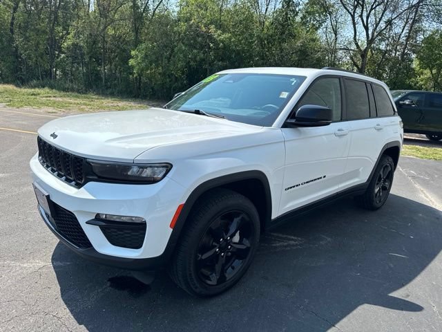 Used 2023 Jeep Grand Cherokee Limited w/ Black Appearance Package AWD/4WD image 6