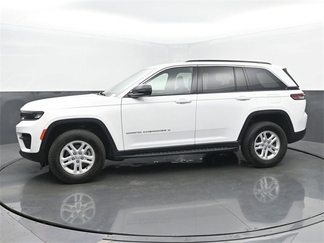 Used 2024 Jeep Grand Cherokee Laredo image 2