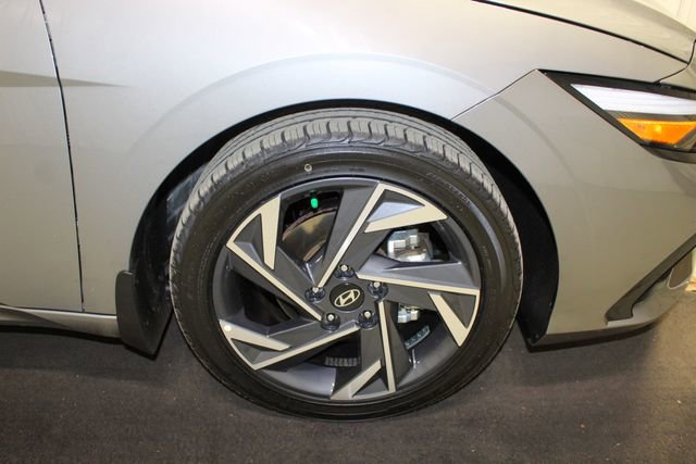 Used 2024 Hyundai Elantra SEL w/ Convenience Package image 19
