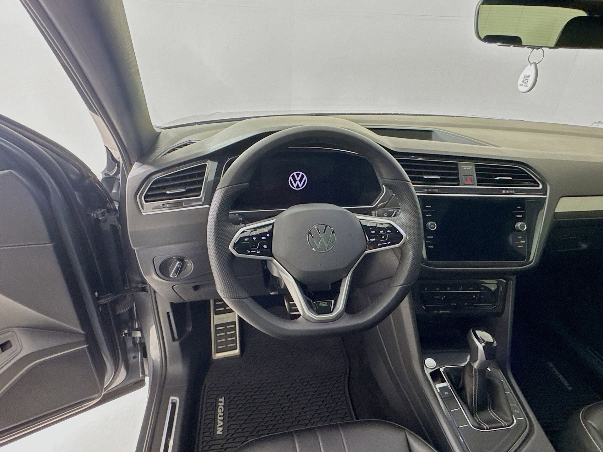 Used 2024 Volkswagen Tiguan SE R-Line w/ MDO Package, Three-Row FWD image 12