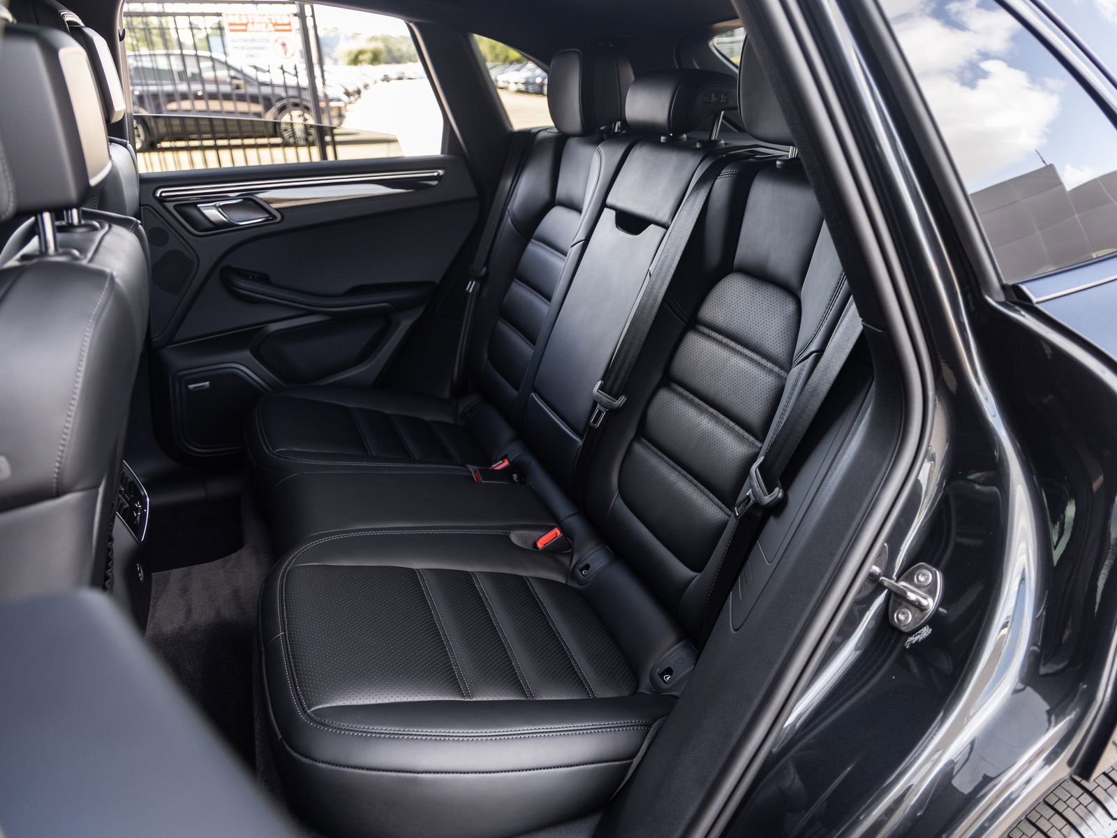 Certified 2026 Porsche Macan AWD/4WD image 38