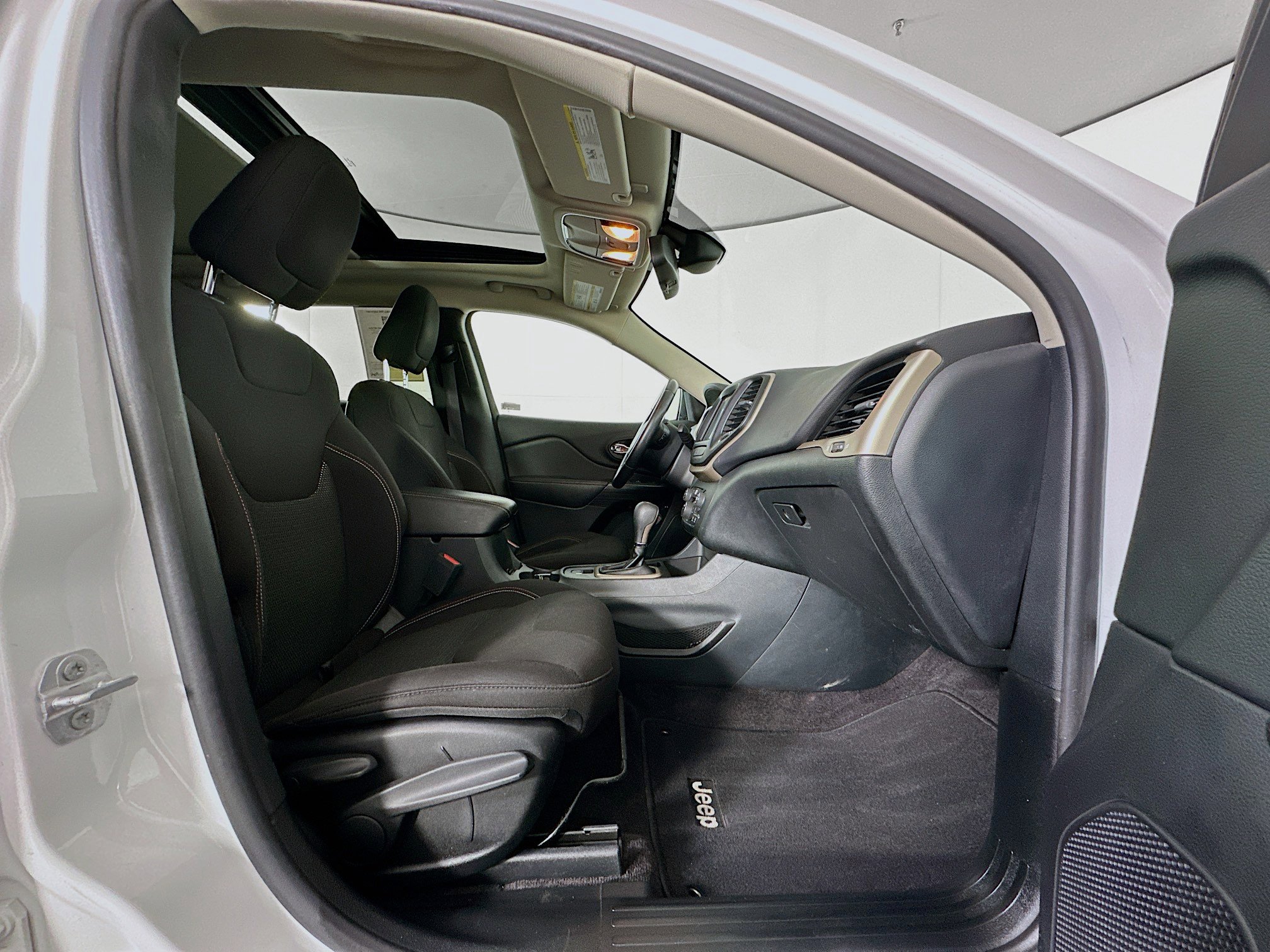 Used 2016 Jeep Cherokee 75th Anniversary image 29