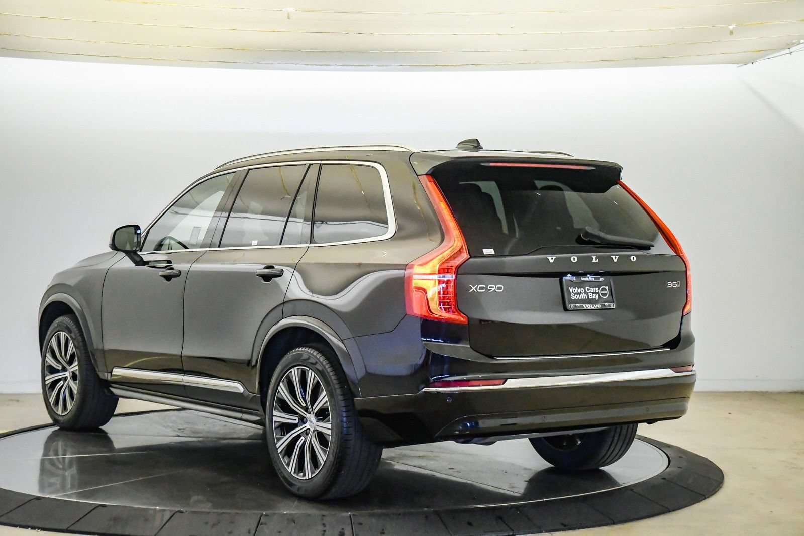 Certified 2025 Volvo XC90 B5 Core w/ Protection Package Premier AWD/4WD image 2