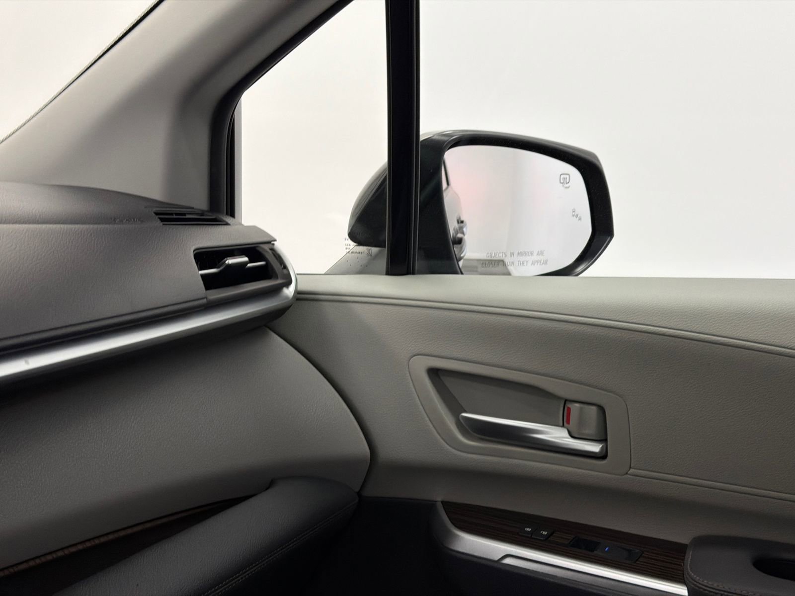 Used 2023 Toyota Sienna XLE FWD image 33