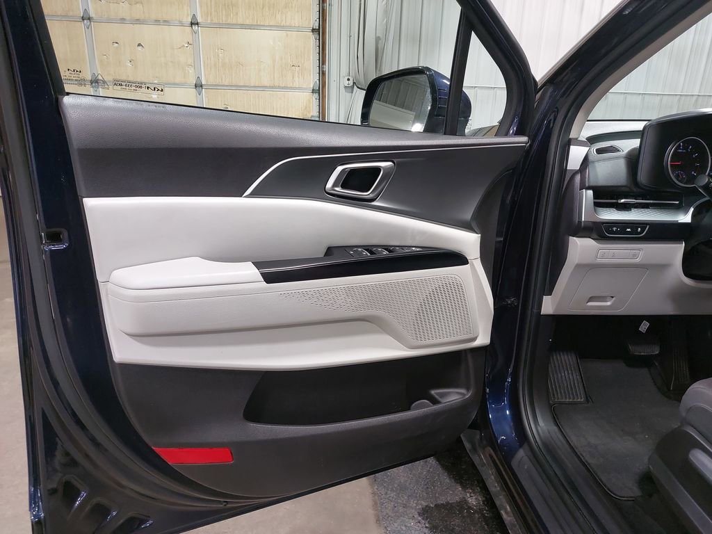 Used 2023 Kia Carnival LX image 27