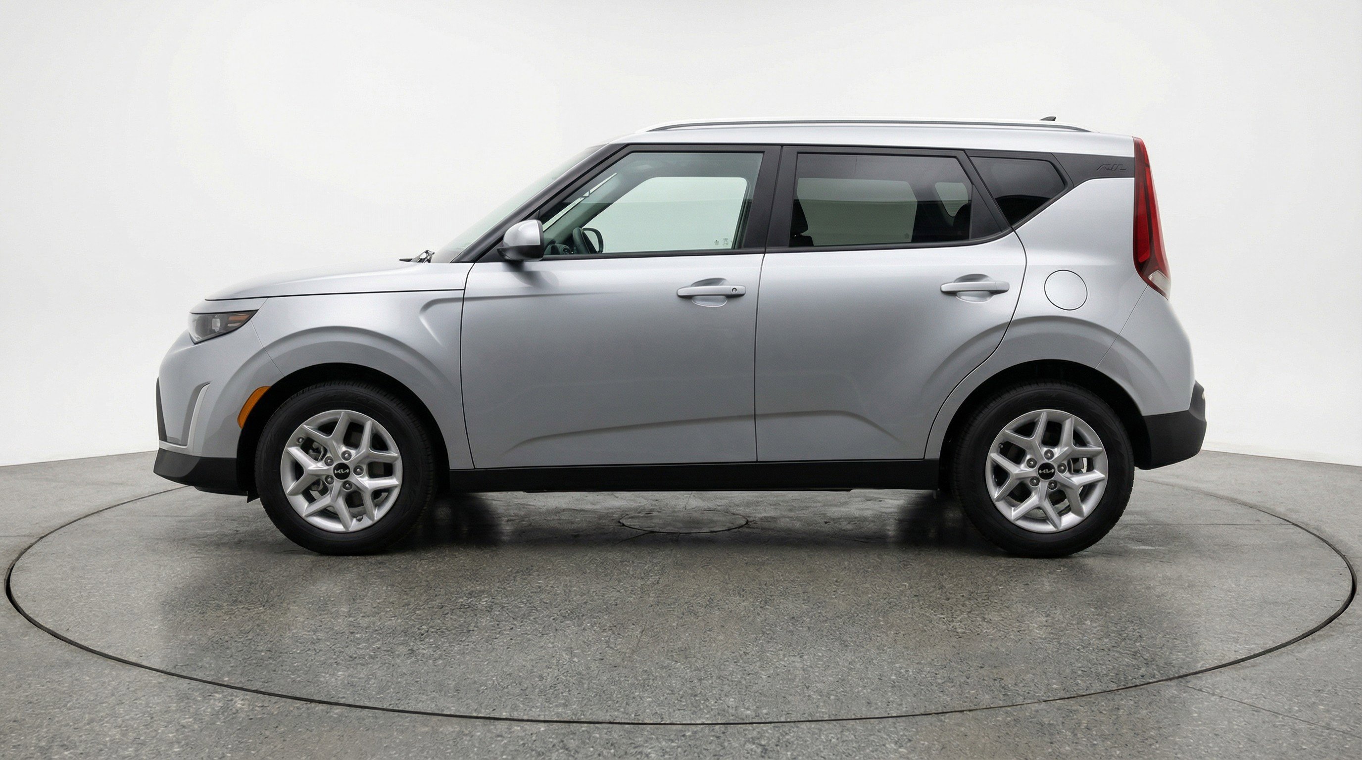 Used 2025 Kia Soul LX w/ LX Technology Package FWD image 5