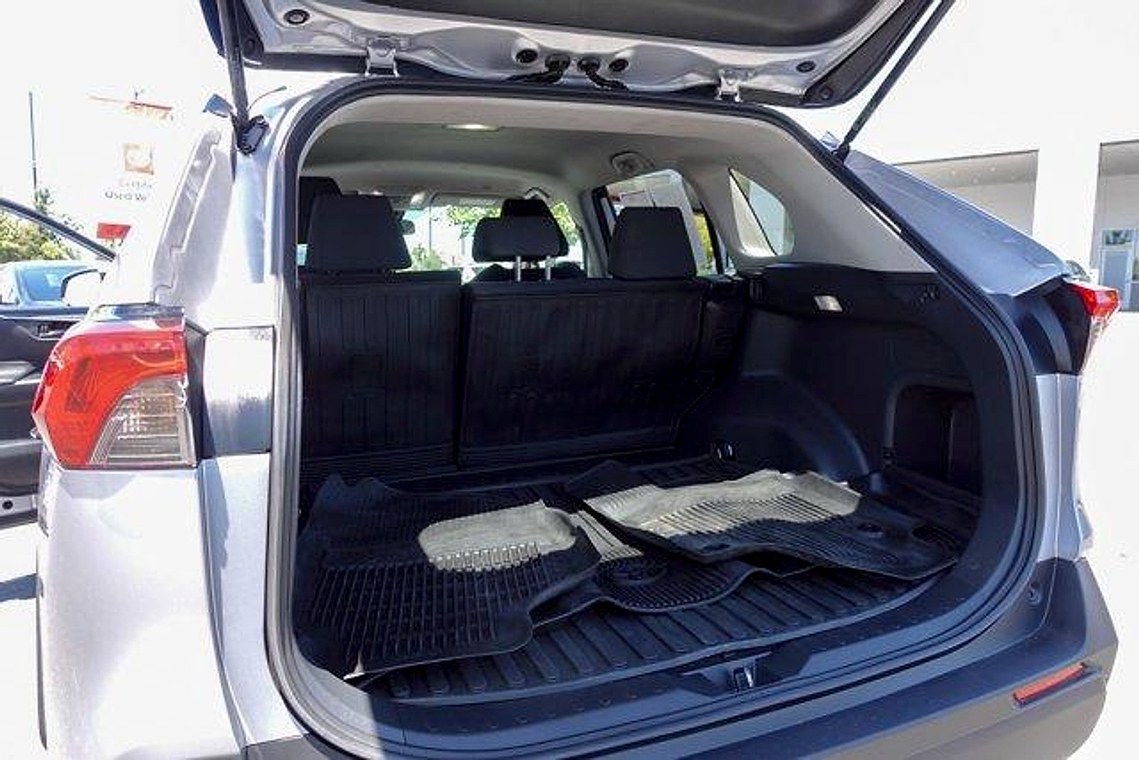Used 2023 Toyota RAV4 LE AWD/4WD image 28
