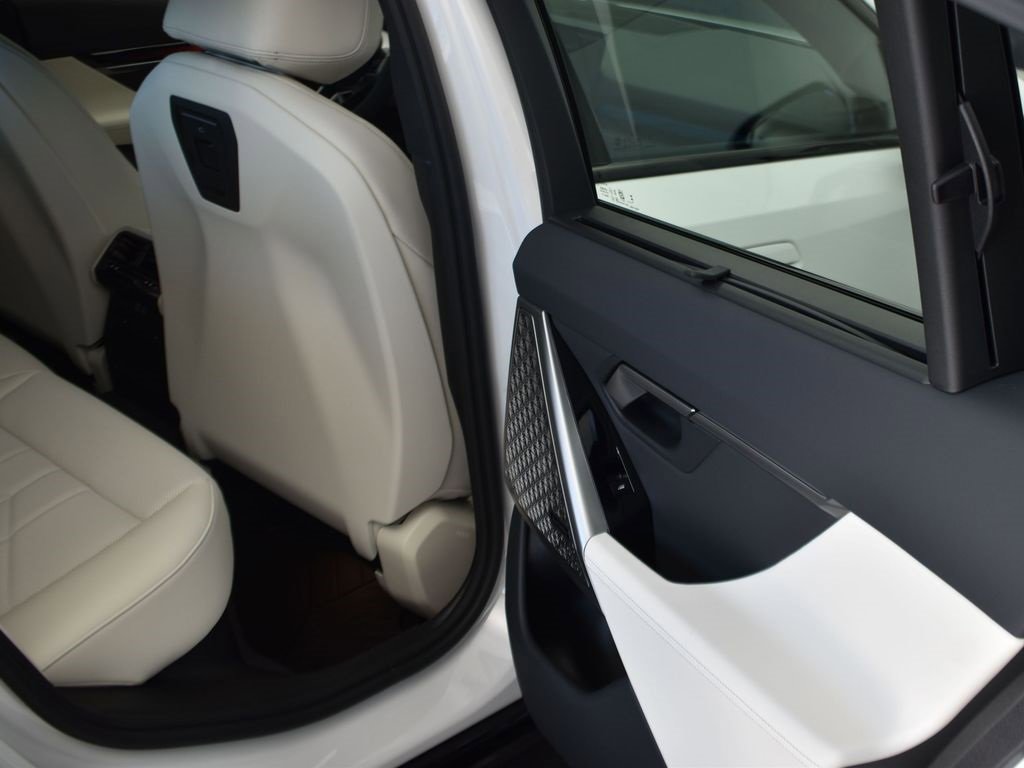 New 2026 BMW 550e xDrive w/ Executive Package image 16