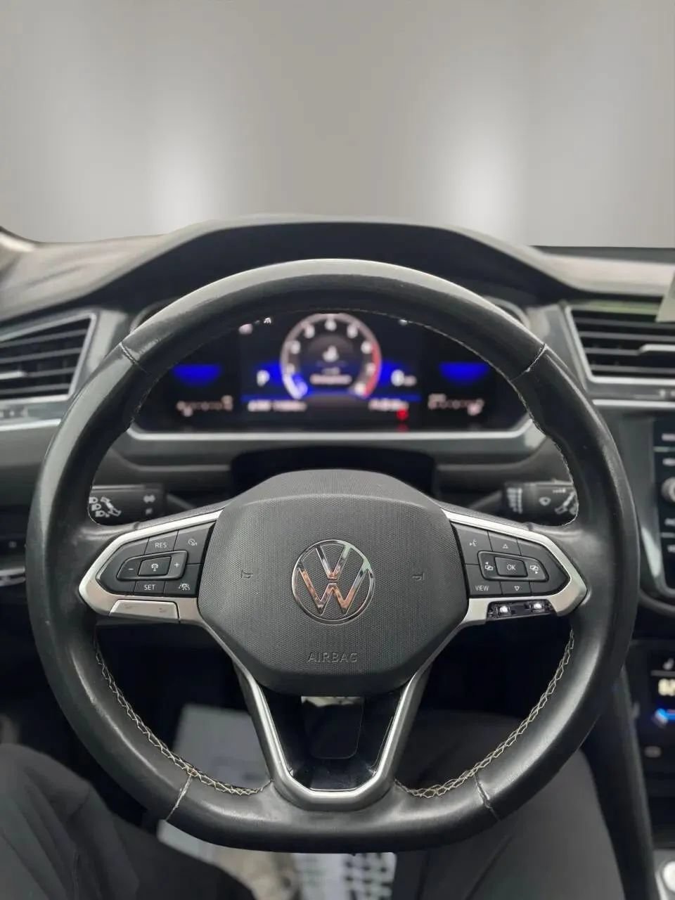 Used 2022 Volkswagen Tiguan SE w/ Panoramic Sunroof Package AWD/4WD image 14