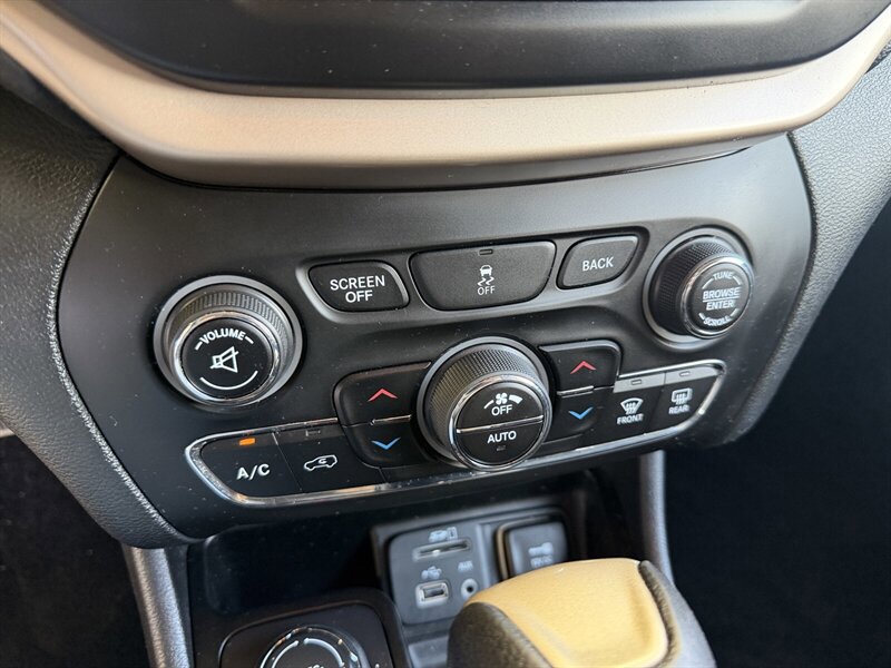 Used 2014 Jeep Cherokee Latitude w/ Comfort/Convenience Group AWD/4WD image 20